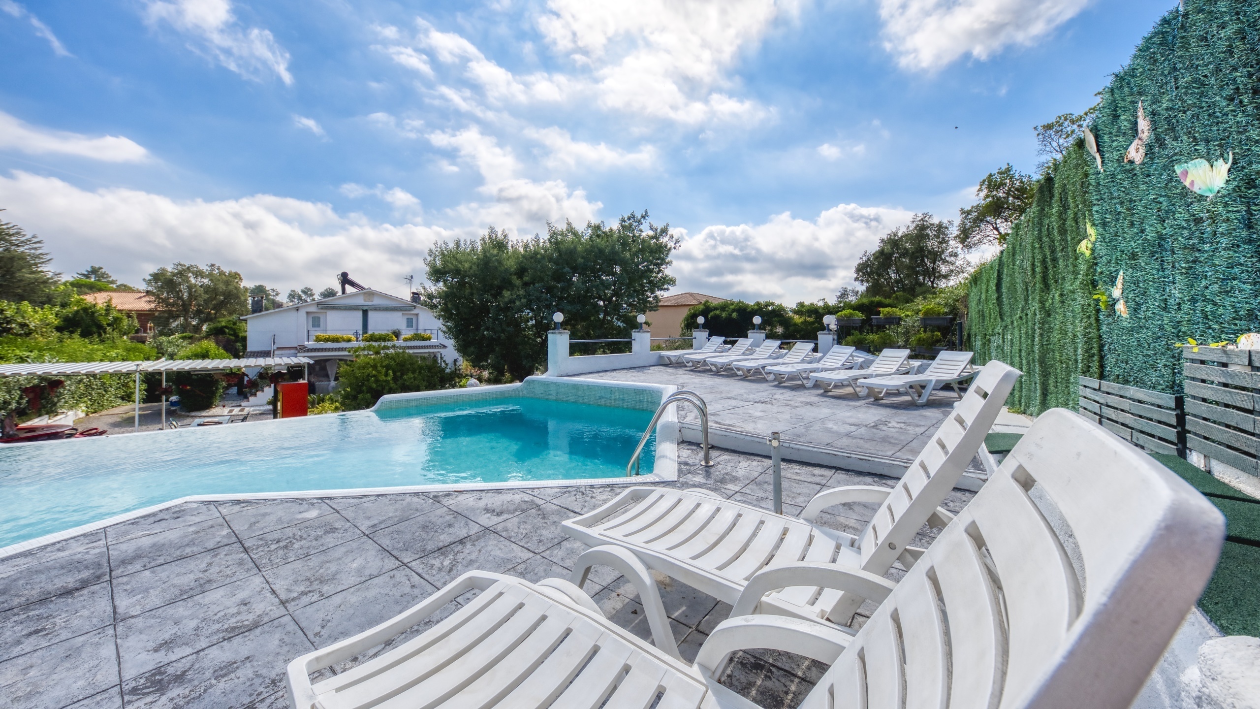 Holiday villas Costa Brava Spain - Villa Geolouk - Sunbeds