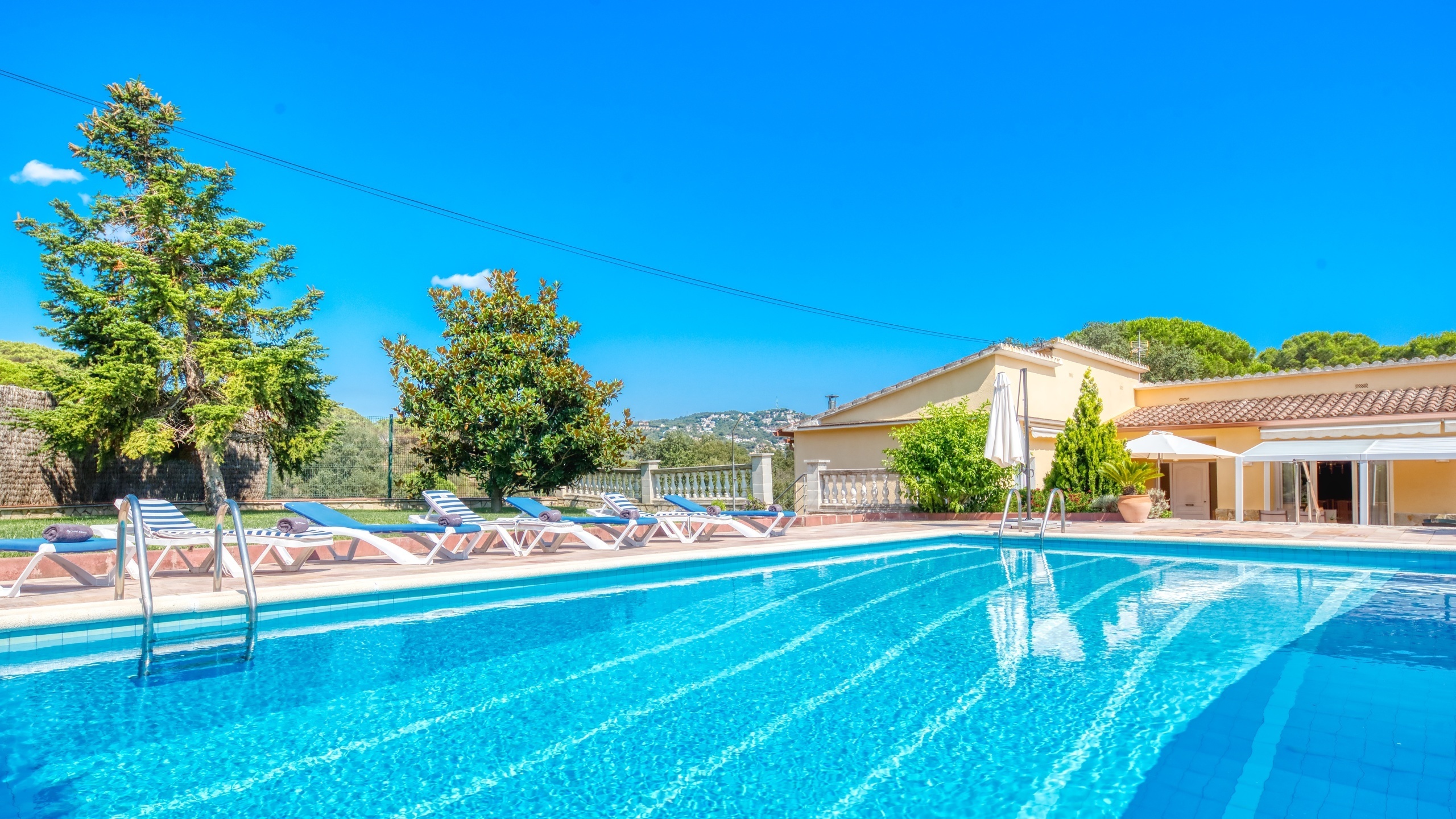 Holiday villa Costa Brava Spain - Villa Miro - Sunbeds