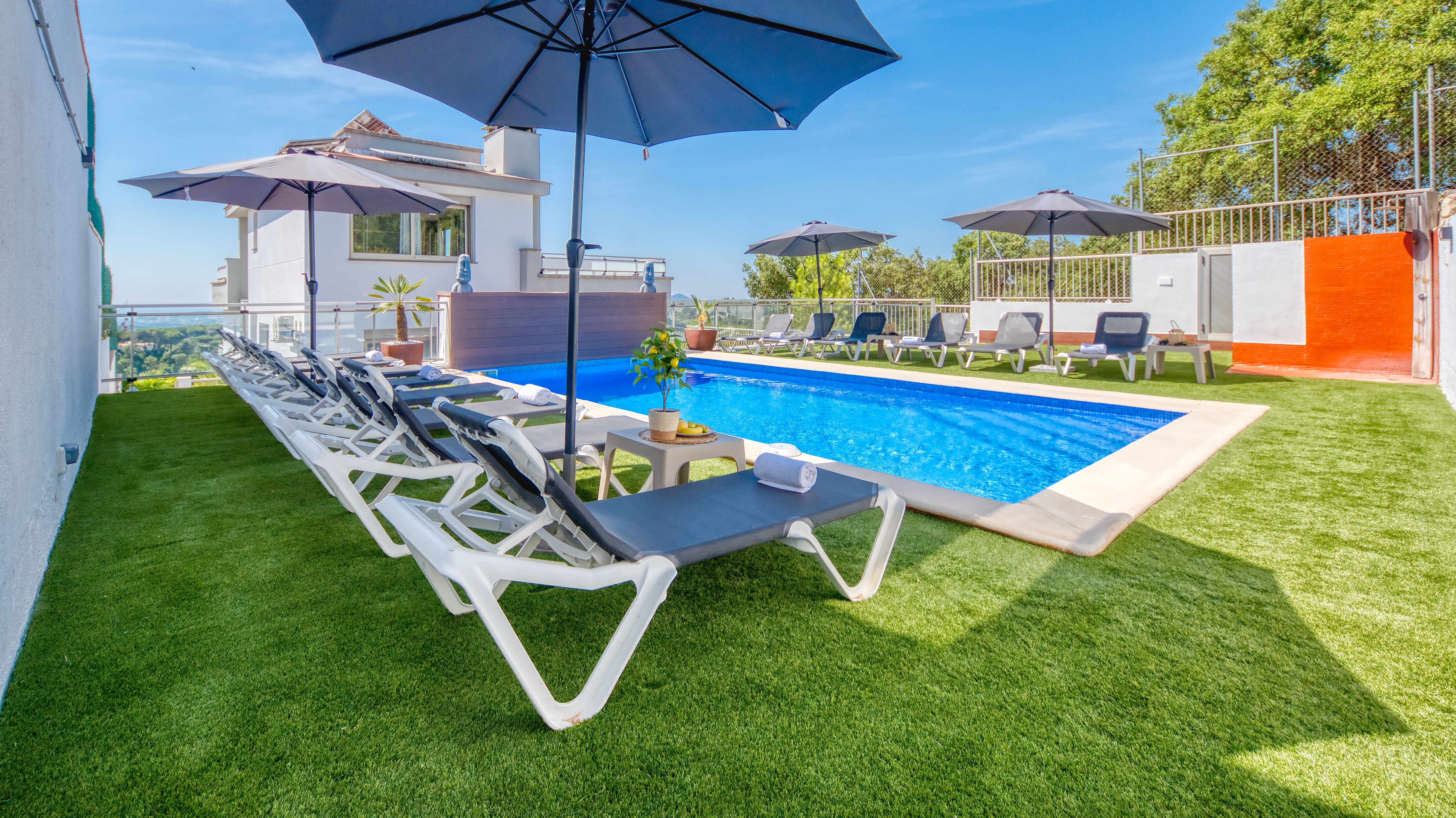 Holiday villa Costa Brava Spain - Villa Sandy Beach - Sunbeds