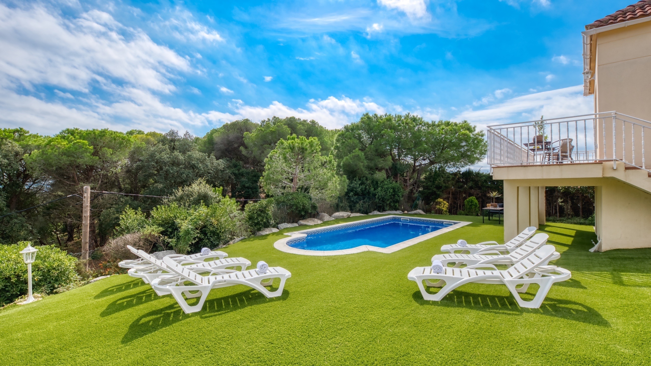 Holiday villa Costa Brava Spain - Villa La Luna - Sunbeds